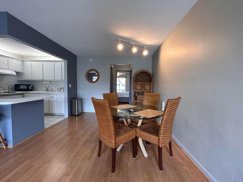 Active With Contract: $1,300 (1 beds, 1 baths, 705 Square Feet)