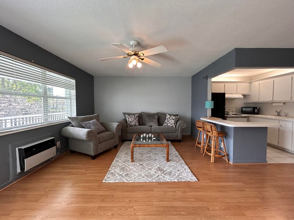 Active With Contract: $1,300 (1 beds, 1 baths, 705 Square Feet)