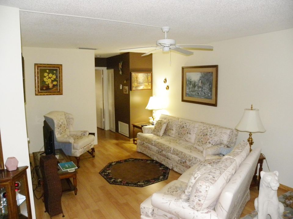 For Sale: $127,000 (1 beds, 1 baths, 814 Square Feet)