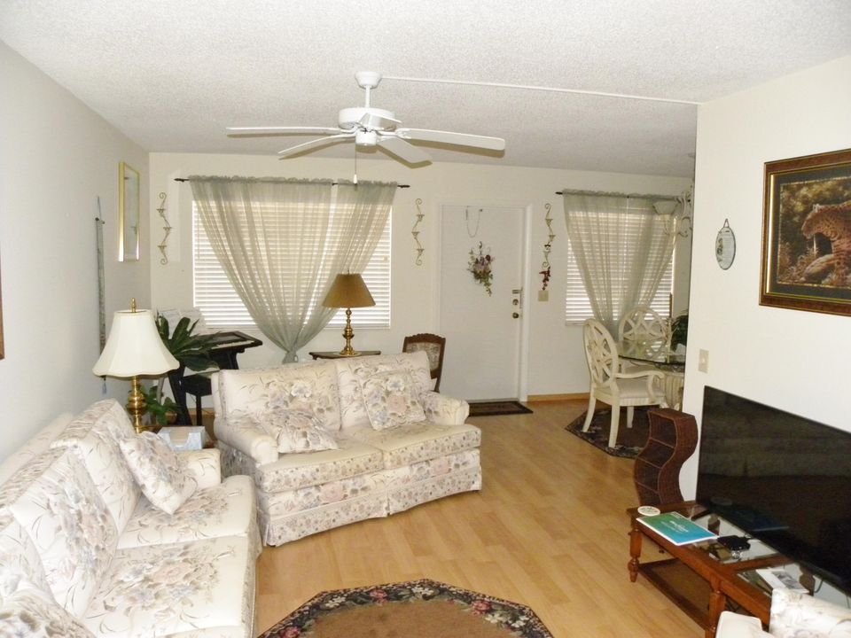 For Sale: $127,000 (1 beds, 1 baths, 814 Square Feet)