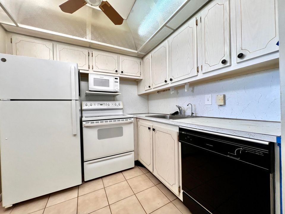 For Sale: $89,000 (1 beds, 1 baths, 720 Square Feet)