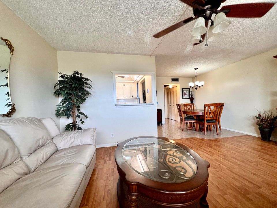 For Sale: $89,000 (1 beds, 1 baths, 720 Square Feet)