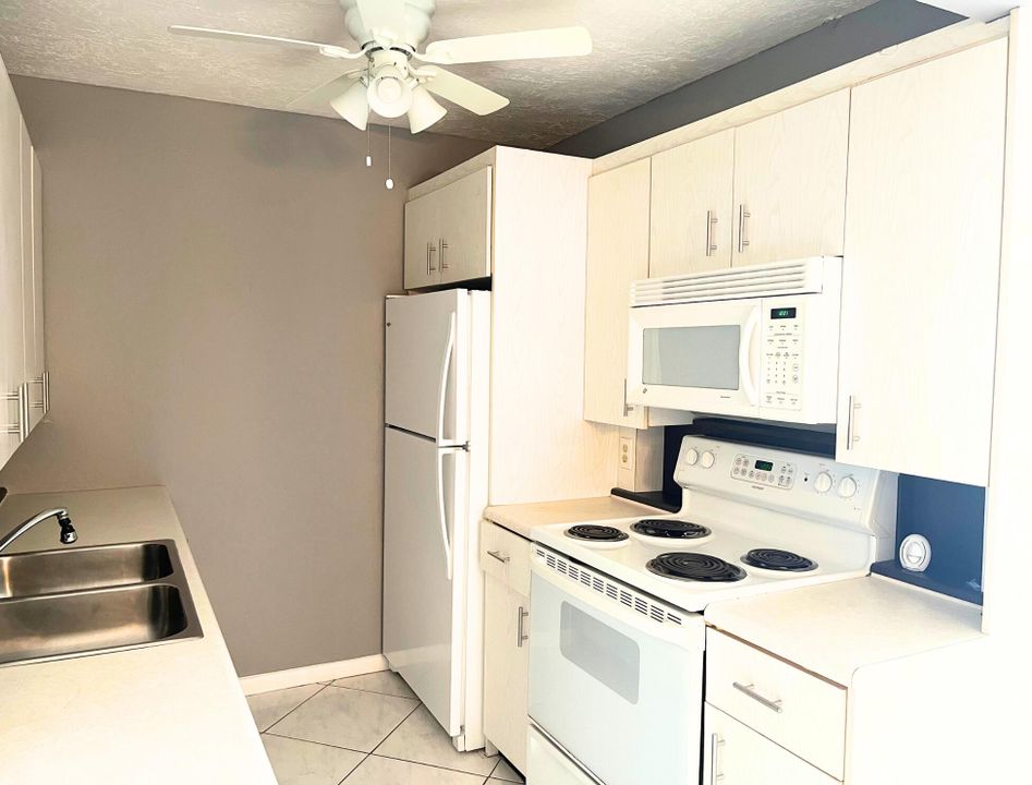 Active With Contract: $130,000 (1 beds, 1 baths, 738 Square Feet)