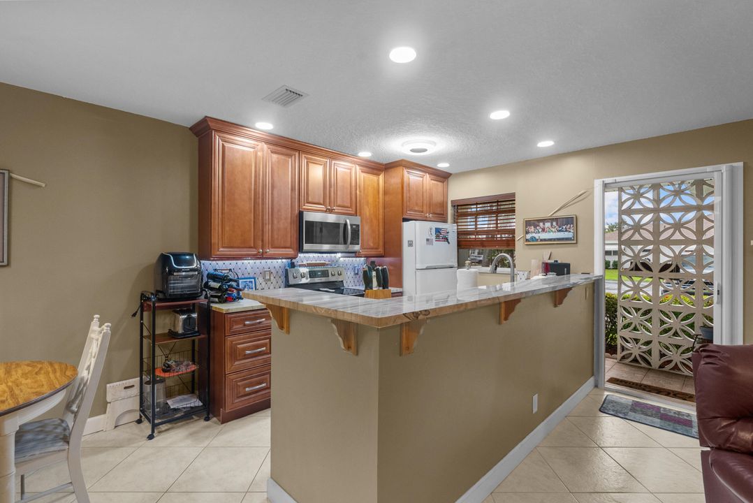 Active With Contract: $179,900 (2 beds, 2 baths, 1104 Square Feet)