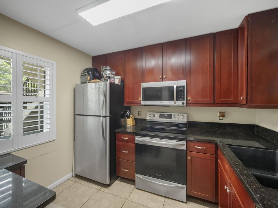 For Sale: $239,000 (2 beds, 2 baths, 1034 Square Feet)