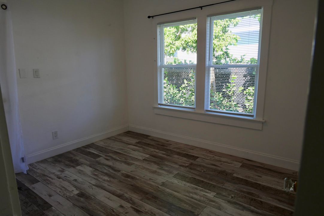 Active With Contract: $2,200 (3 beds, 1 baths, 1036 Square Feet)