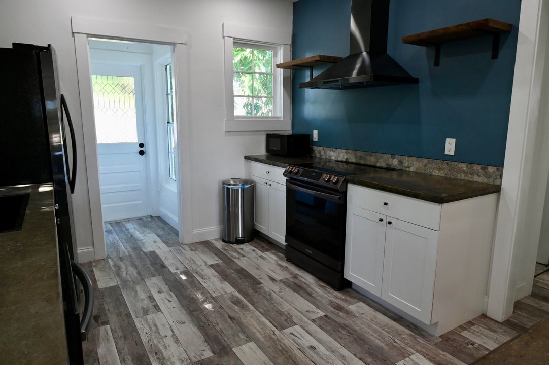 Active With Contract: $2,200 (3 beds, 1 baths, 1036 Square Feet)