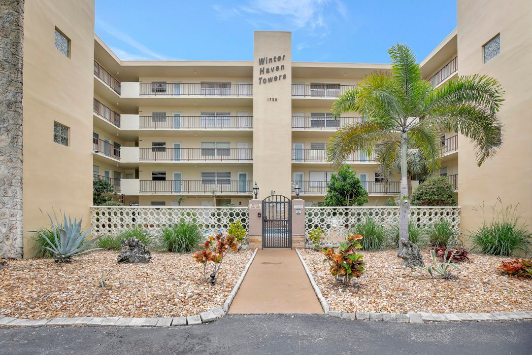 Recently Sold: $239,000 (2 beds, 2 baths, 984 Square Feet)
