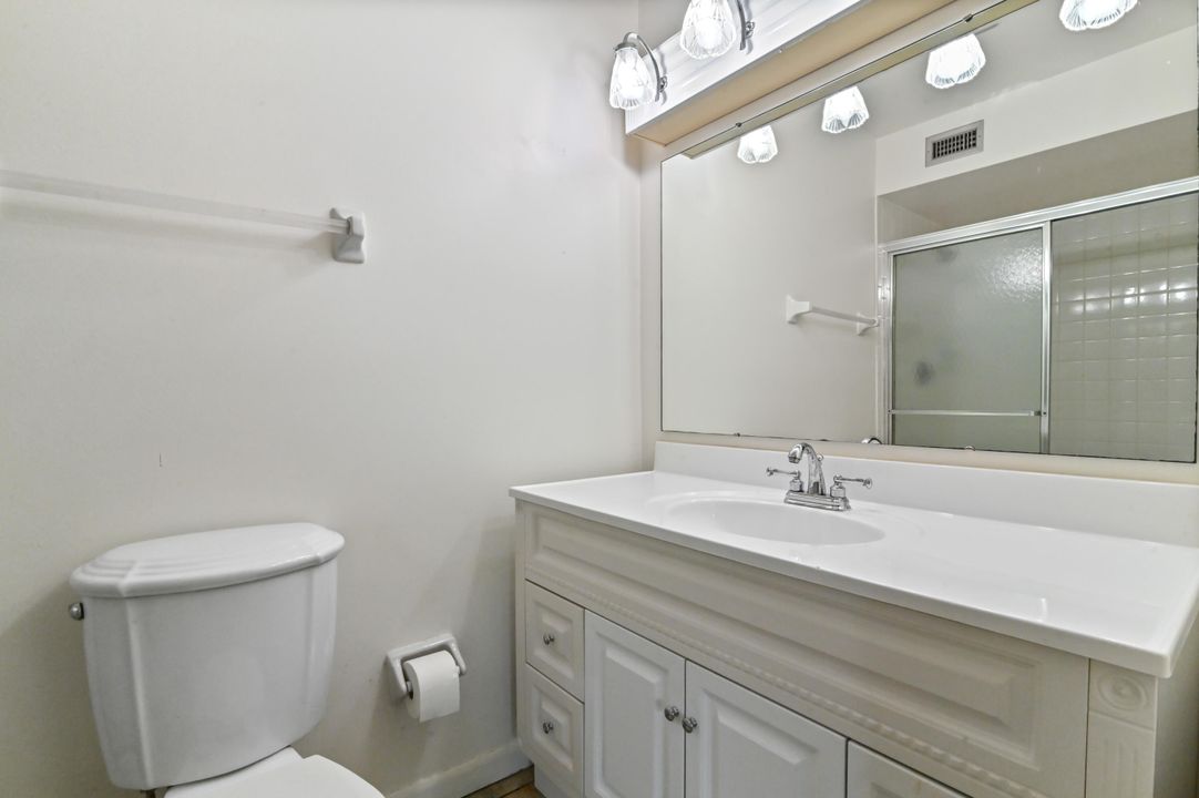 Active With Contract: $197,700 (2 beds, 2 baths, 1032 Square Feet)