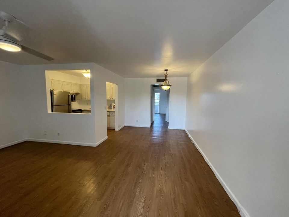 For Sale: $115,000 (1 beds, 1 baths, 715 Square Feet)