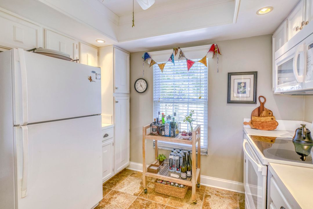 Active With Contract: $2,300 (2 beds, 2 baths, 1230 Square Feet)