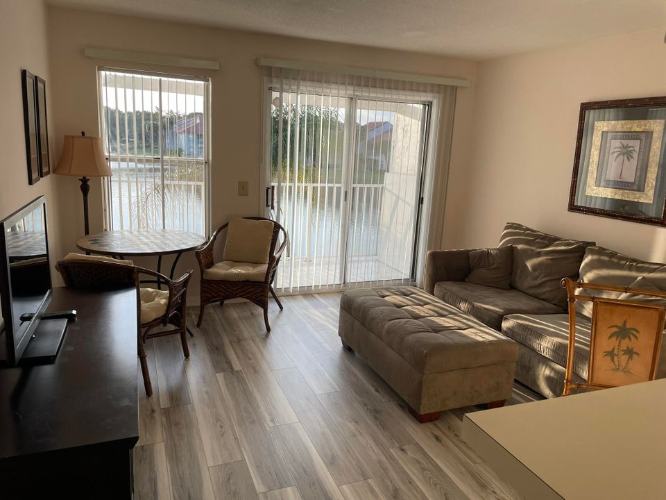 Active With Contract: $1,690 (1 beds, 1 baths, 502 Square Feet)