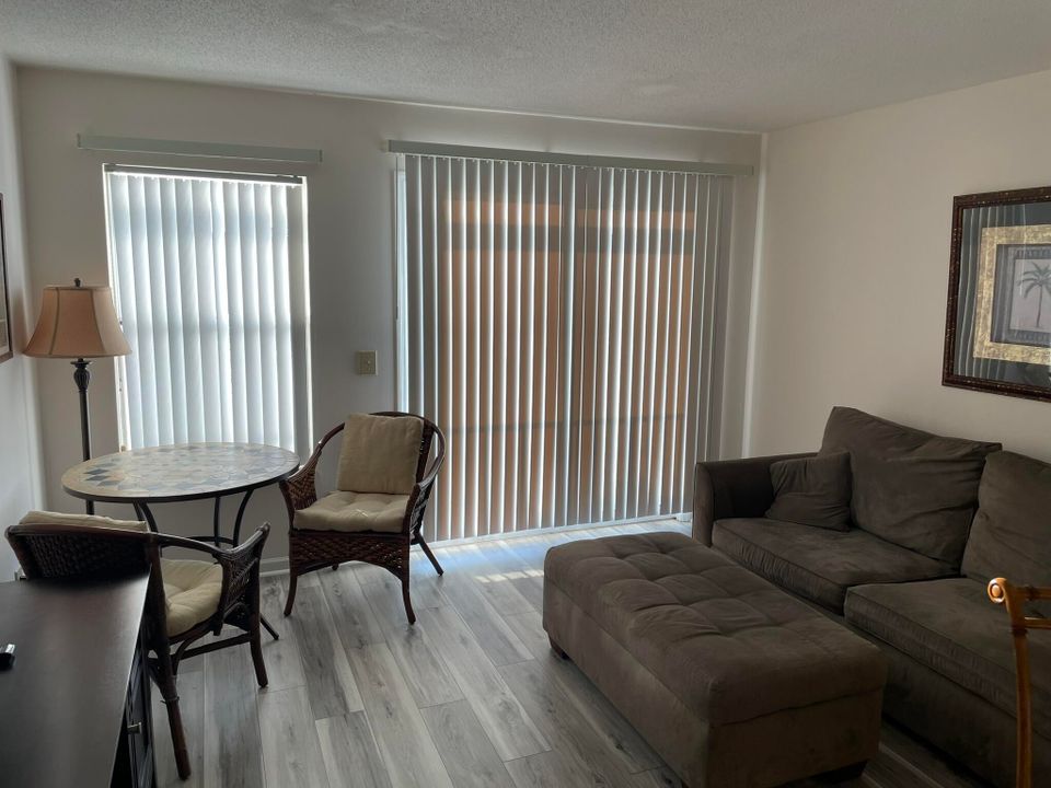 Active With Contract: $1,690 (1 beds, 1 baths, 502 Square Feet)