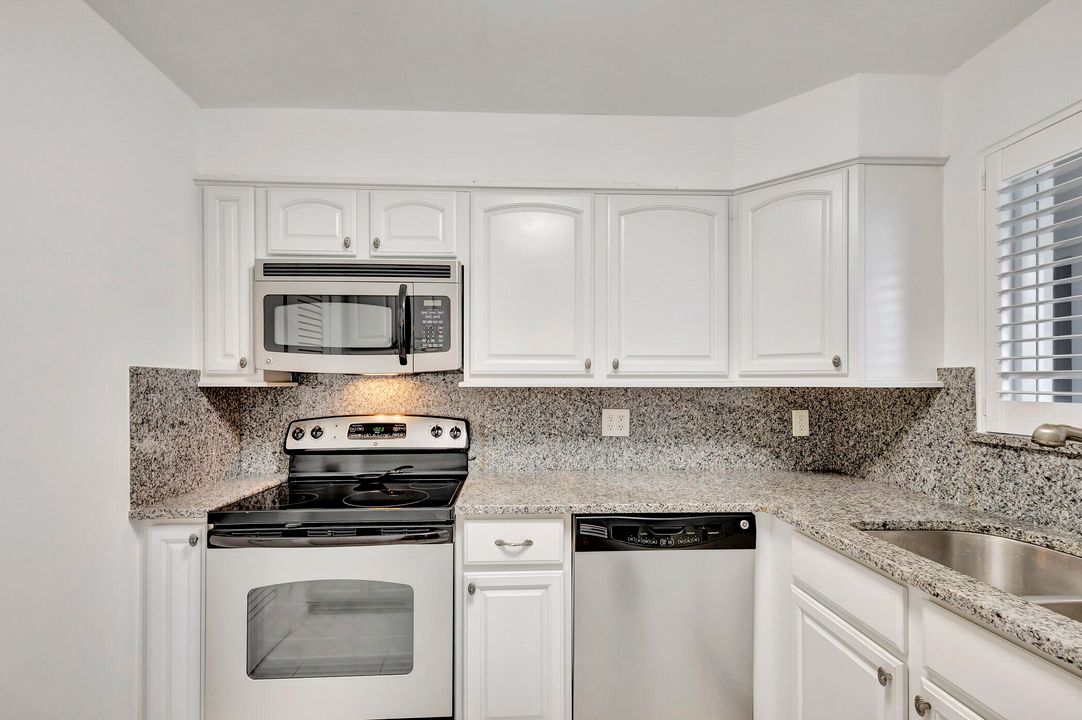 For Sale: $224,900 (1 beds, 1 baths, 837 Square Feet)