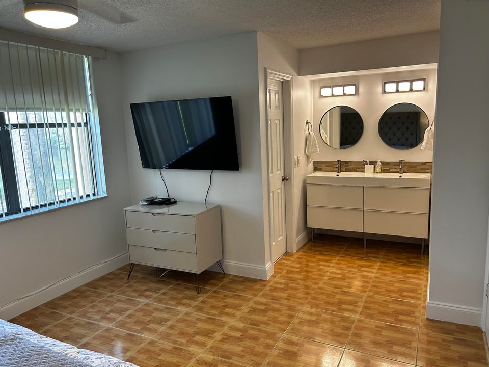 For Rent: $2,800 (2 beds, 2 baths, 1175 Square Feet)