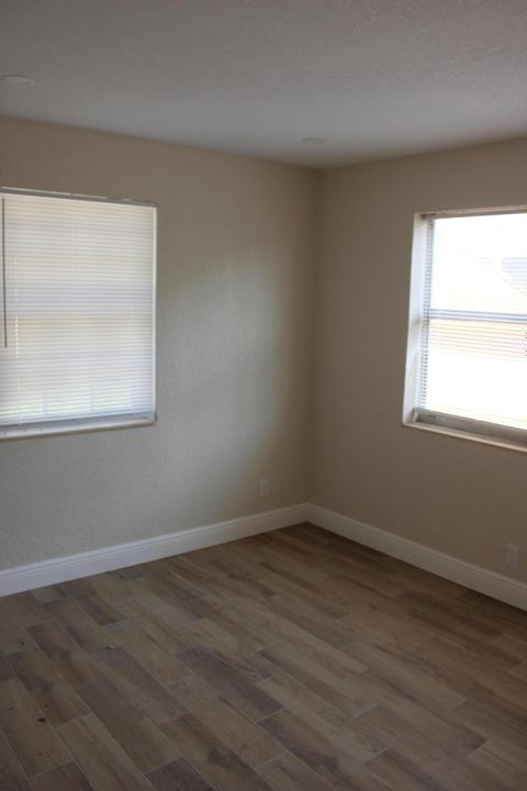Active With Contract: $2,300 (2 beds, 1 baths, 893 Square Feet)