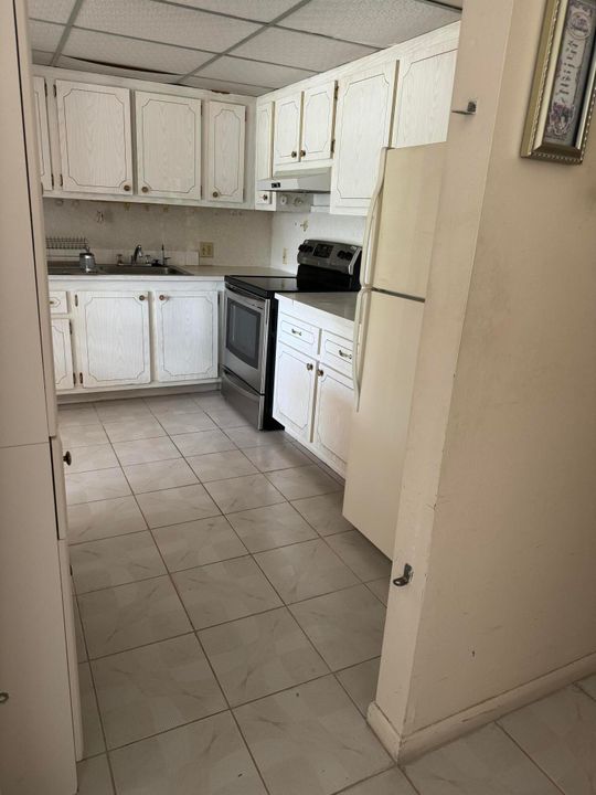 Active With Contract: $105,000 (1 beds, 1 baths, 810 Square Feet)