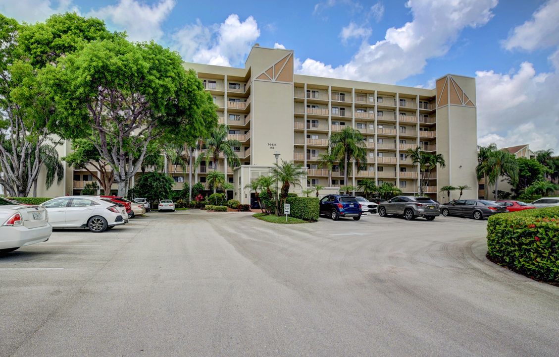 Active With Contract: $3,200 (2 beds, 2 baths, 1230 Square Feet)