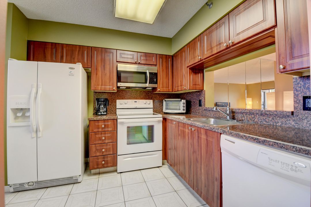 Active With Contract: $3,200 (2 beds, 2 baths, 1230 Square Feet)