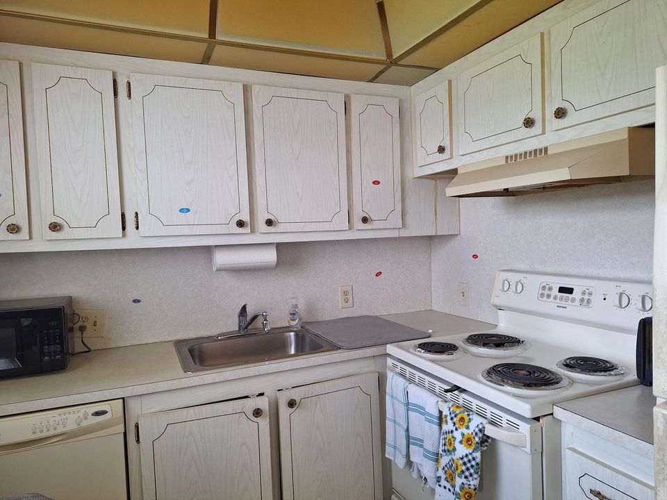 For Sale: $142,500 (2 beds, 1 baths, 840 Square Feet)