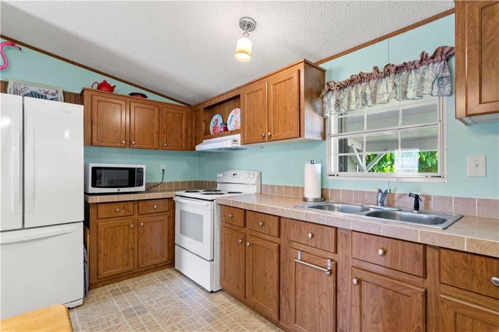 For Sale: $209,000 (2 beds, 2 baths, 960 Square Feet)