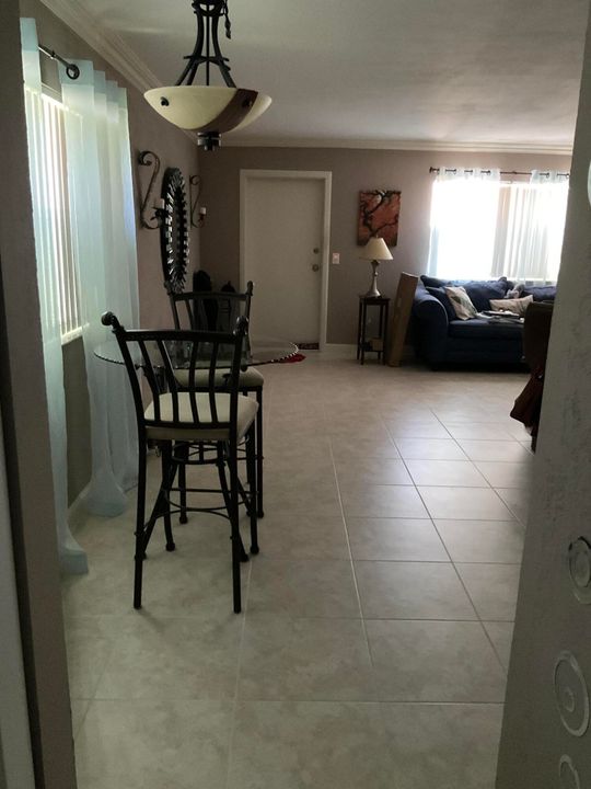 For Sale: $115,000 (1 beds, 1 baths, 726 Square Feet)