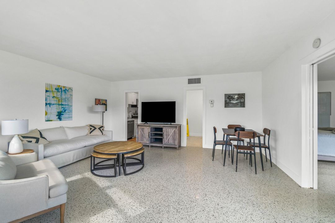 For Sale: $1,100,000 (1 beds, 2 baths, 752 Square Feet)