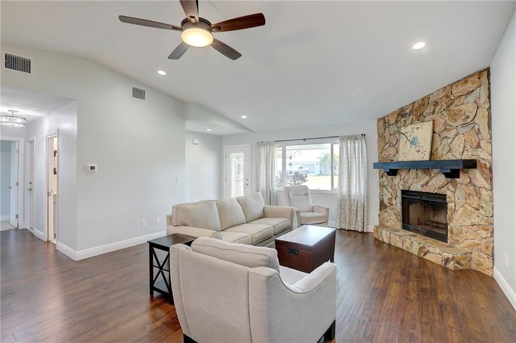 Active With Contract: $385,000 (2 beds, 2 baths, 1465 Square Feet)