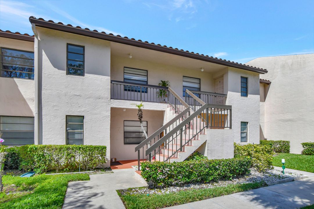 Active With Contract: $3,000 (2 beds, 2 baths, 1216 Square Feet)