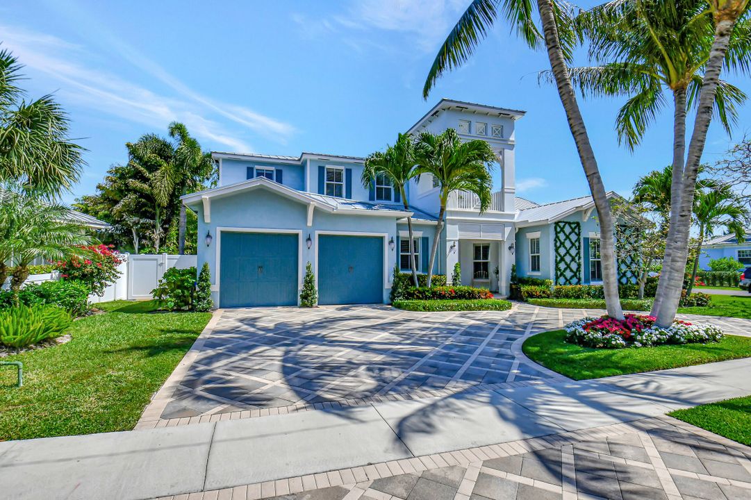 Recently Sold: $3,200,000 (5 beds, 3 baths, 3994 Square Feet)