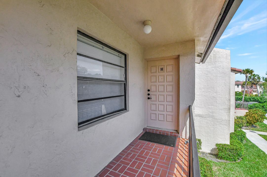 Active With Contract: $3,000 (2 beds, 2 baths, 1216 Square Feet)