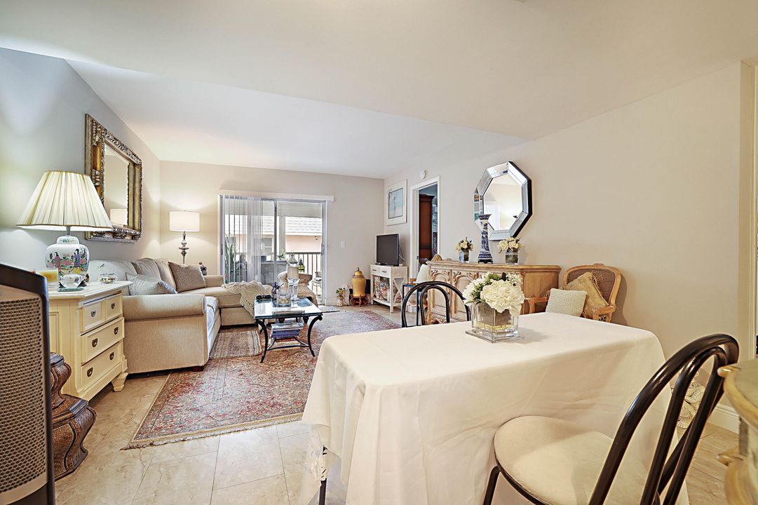 For Sale: $250,000 (2 beds, 2 baths, 891 Square Feet)