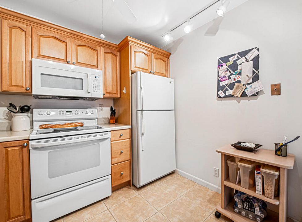 For Sale: $119,000 (1 beds, 1 baths, 760 Square Feet)