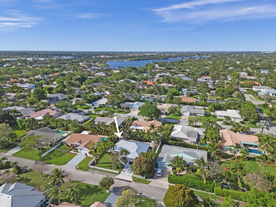 Active With Contract: $1,650,000 (3 beds, 2 baths, 1637 Square Feet)