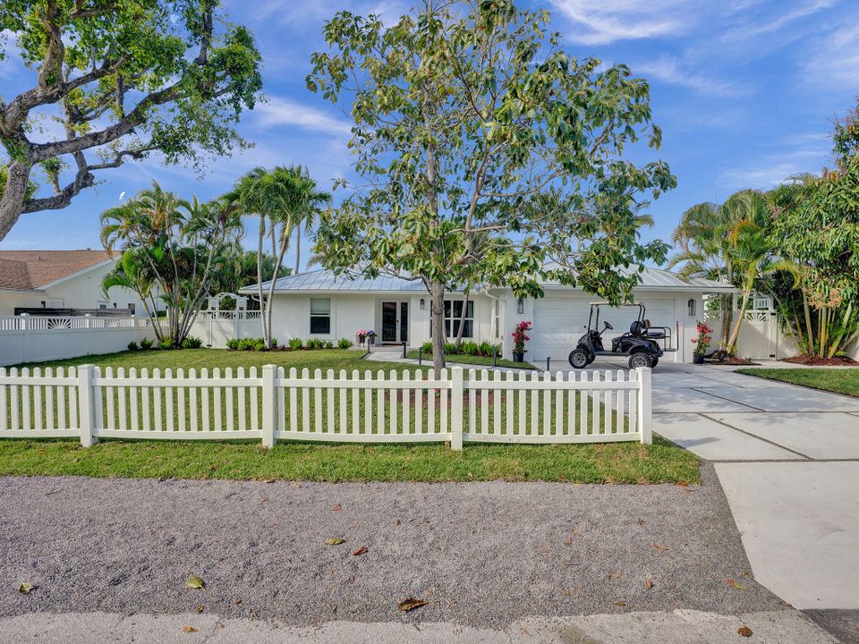 Active With Contract: $1,650,000 (3 beds, 2 baths, 1637 Square Feet)