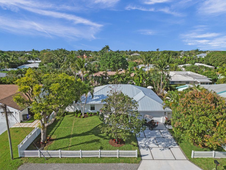 Active With Contract: $1,650,000 (3 beds, 2 baths, 1637 Square Feet)