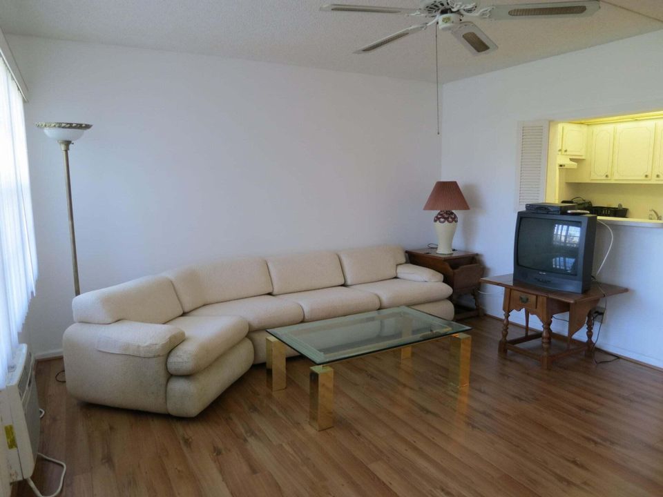 Active With Contract: $99,000 (1 beds, 1 baths, 601 Square Feet)