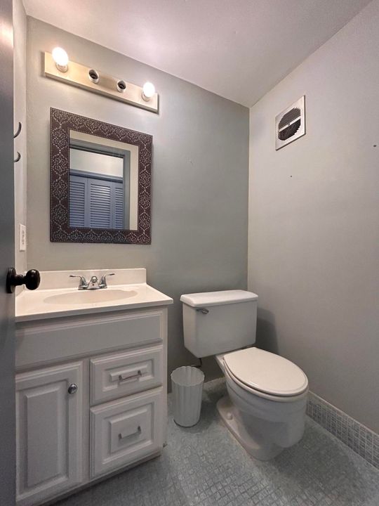 Active With Contract: $1,300 (1 beds, 1 baths, 705 Square Feet)