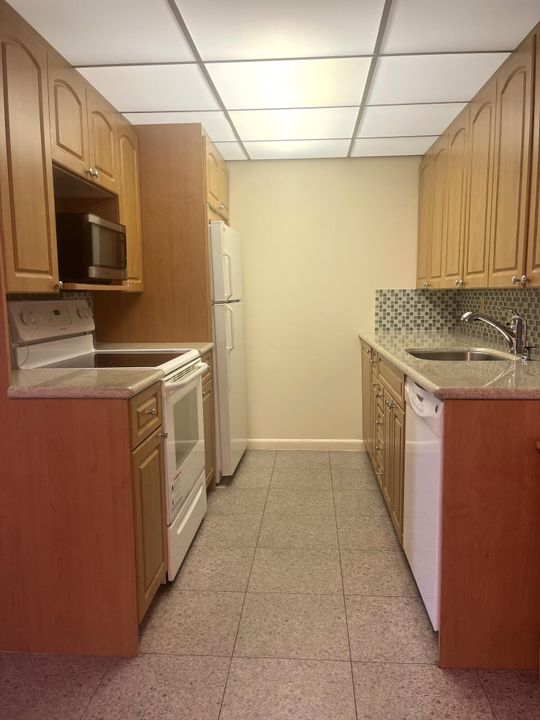 For Sale: $129,000 (1 beds, 1 baths, 738 Square Feet)