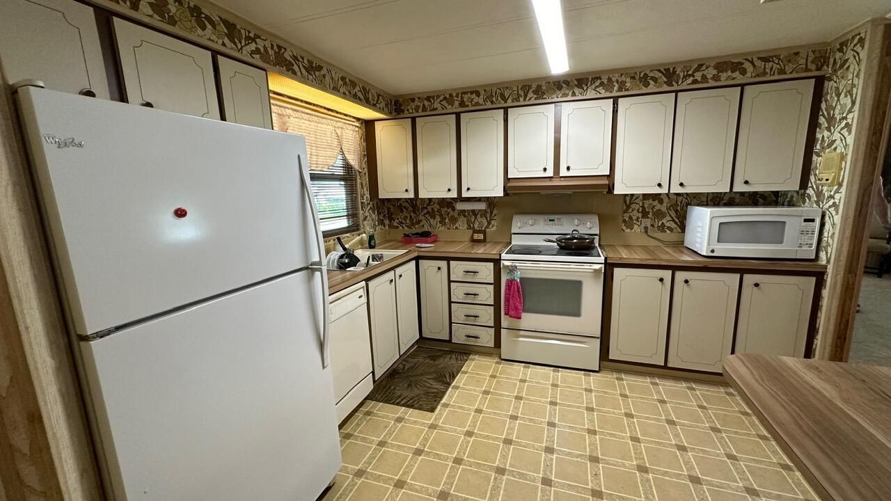 For Sale: $237,000 (2 beds, 2 baths, 1302 Square Feet)