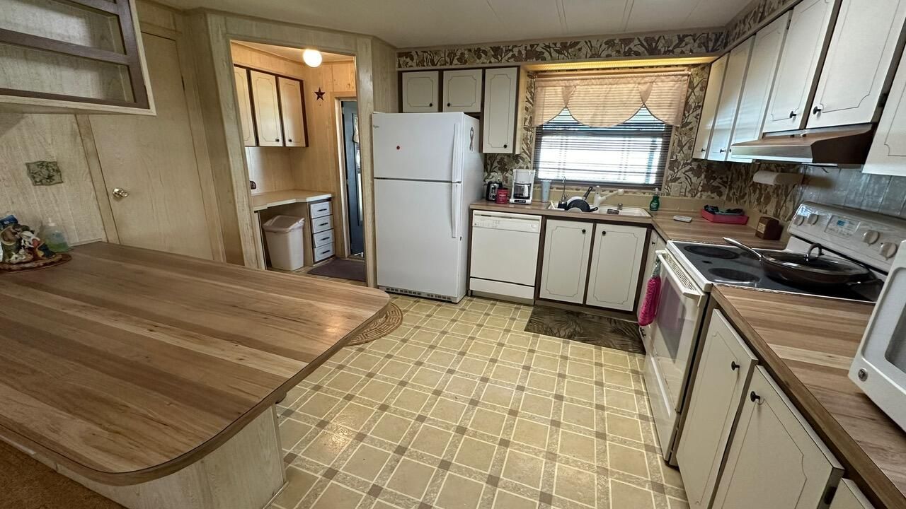 For Sale: $237,000 (2 beds, 2 baths, 1302 Square Feet)