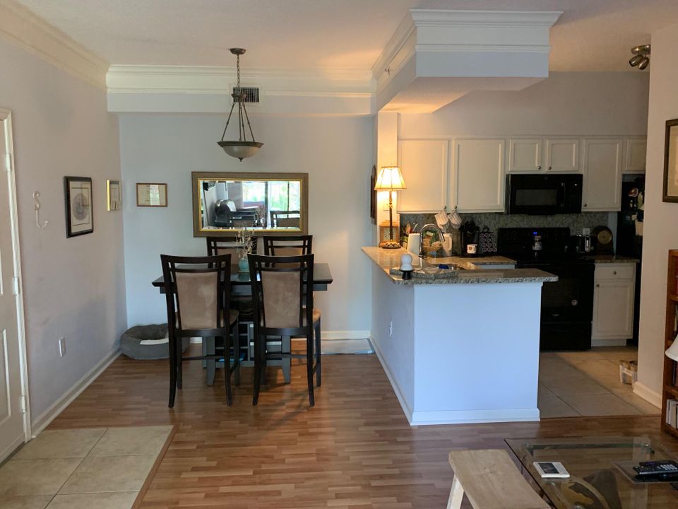 Active With Contract: $2,100 (1 beds, 1 baths, 636 Square Feet)