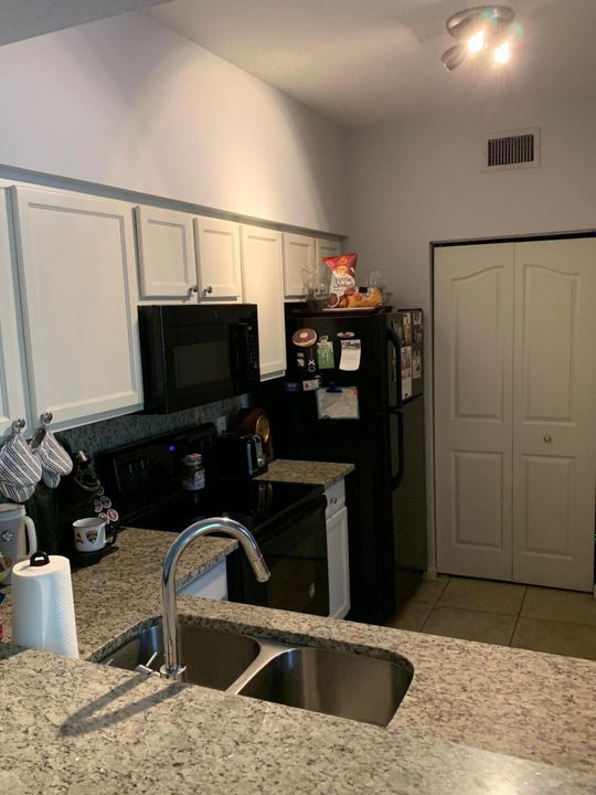 Active With Contract: $2,100 (1 beds, 1 baths, 636 Square Feet)