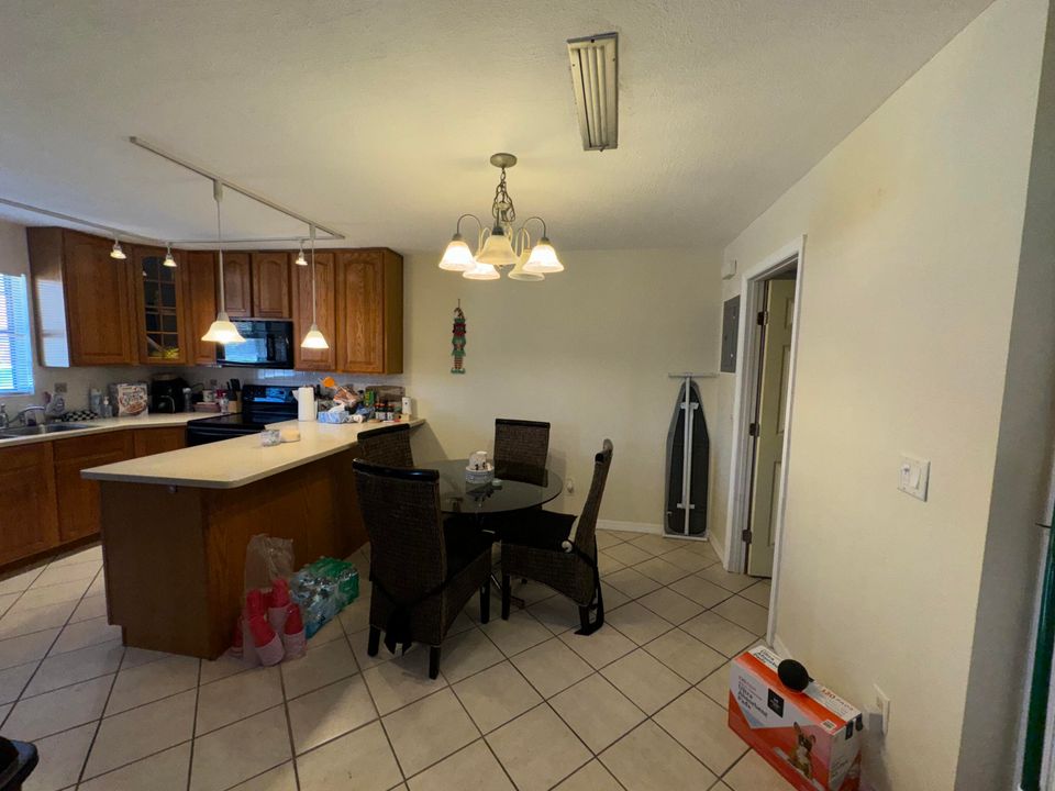 For Sale: $199,900 (2 beds, 1 baths, 1328 Square Feet)