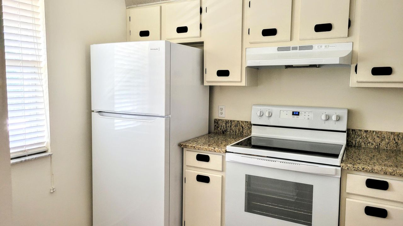 For Sale: $245,000 (2 beds, 2 baths, 1034 Square Feet)