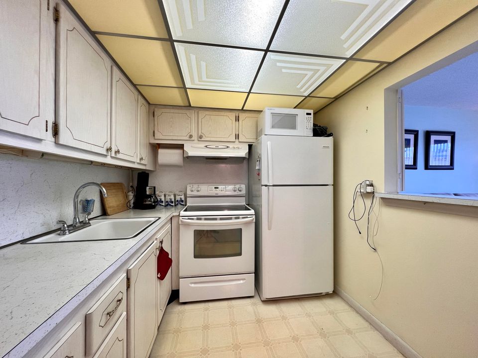 For Sale: $92,500 (1 beds, 1 baths, 720 Square Feet)