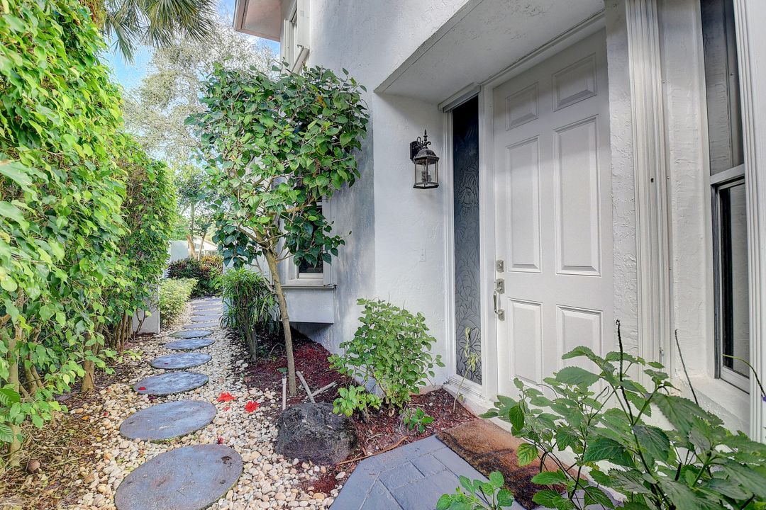 Active With Contract: $15,000 (3 beds, 3 baths, 2310 Square Feet)
