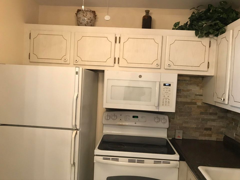For Sale: $95,000 (1 beds, 1 baths, 570 Square Feet)