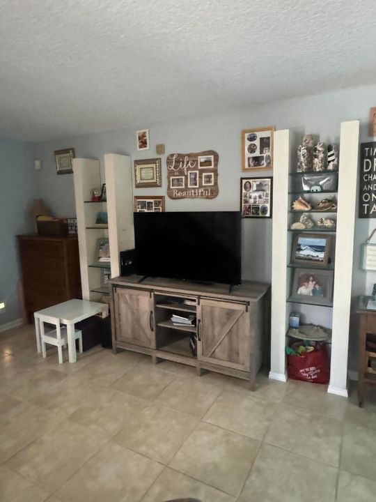 For Sale: $301,000 (2 beds, 2 baths, 1284 Square Feet)