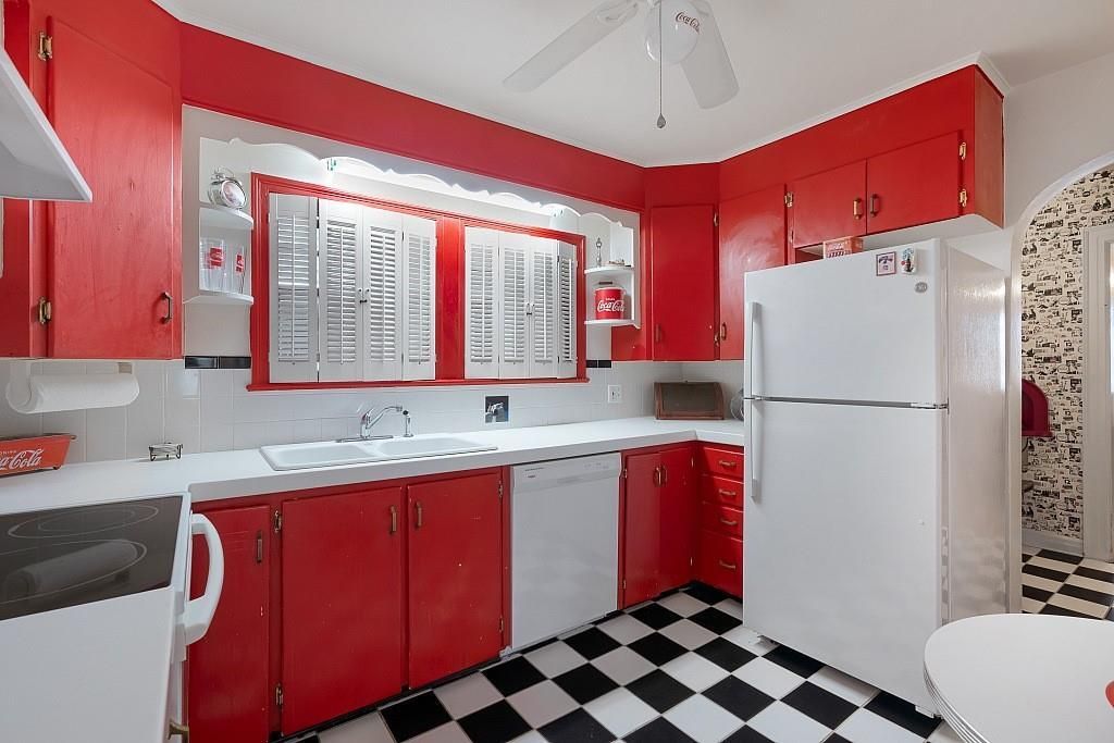 For Sale: $450,000 (3 beds, 1 baths, 1039 Square Feet)